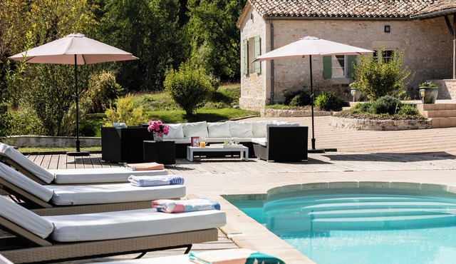 Charming house (swimming pool and jacuzzi) with outbuildings