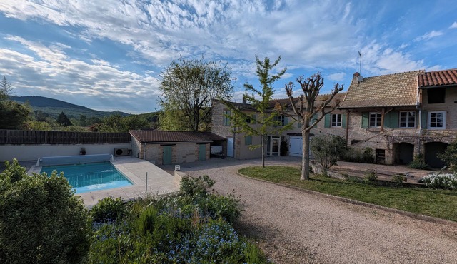 Charming house - Swimming pool - 11 beds - 15 travellers - Pets OK - Cluny