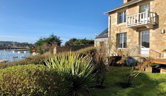 Charming house, the feet in water, with sea view in PLOUMANAC'H