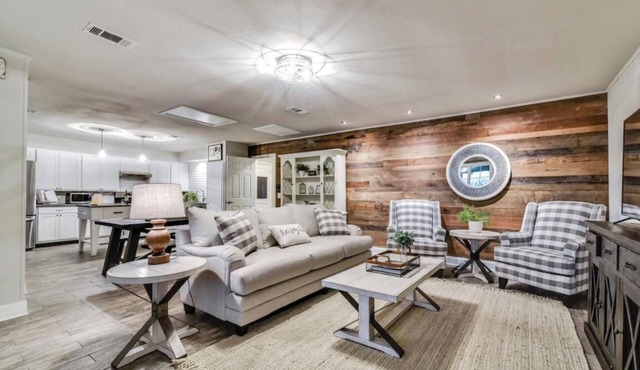 Charming house on an acre in the ❤️of DT Dripping Springs