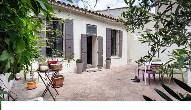 Charming house, very central, quiet, with private parking and metro access