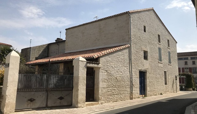 CHARMING HOUSE Village center Coulon 79