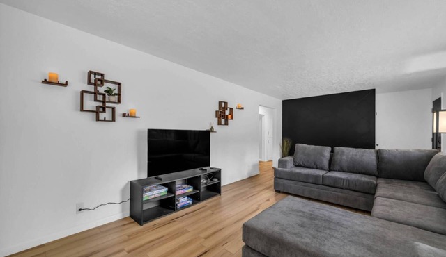 Charming house w/2 bedrooms with AC, WiFi in quiet Ogden neighborhood.