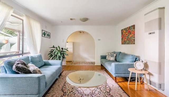 Charming house, Walk to Station and Shopping Centre - Central to Everything!