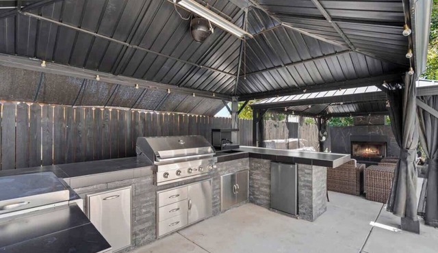 Charming House w/Outdoor Kitchen & BBQ