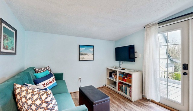 Charming house with full kitchen and yard near the beach dogs OK