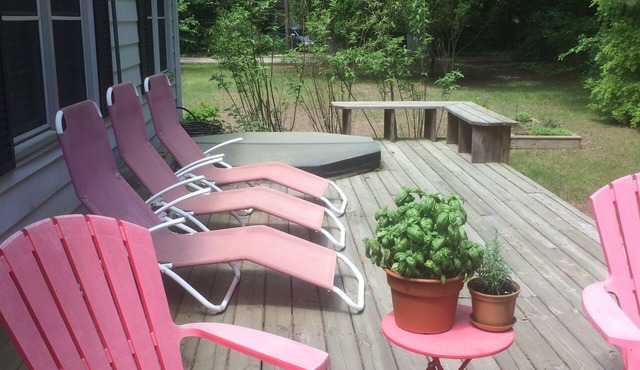 Charming House walking distance to the beach and bakery!