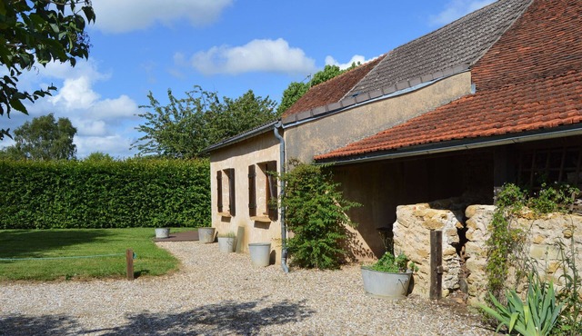 Charming House with Garden, Near Eguzon Lake and Scenic Villages, Free Bikes Included