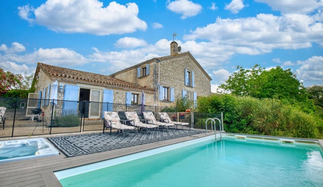 Charming House with Heated Pool, Jacuzzi and Spectacular Views