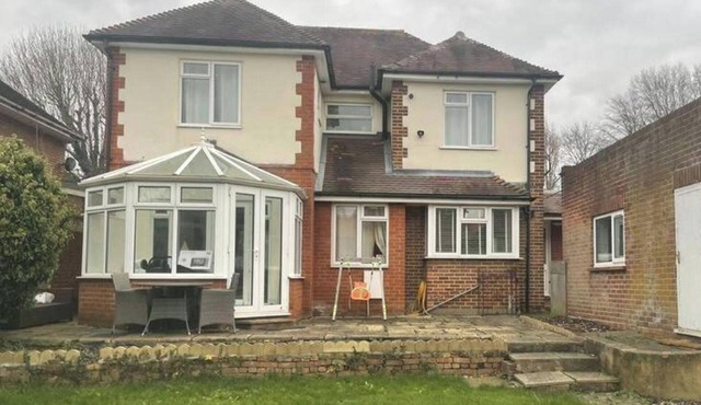 Charming House with Garden - Sleeps 6 & Parking