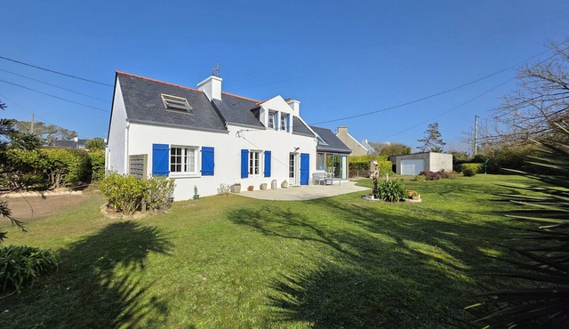 CHARMING HOUSE WITH LARGE ENCLOSED GARDEN 400M FROM THE BEACHES