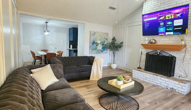 Charming house with 7-beds, high speed WiFi and GameRoom in marvelous Odessa