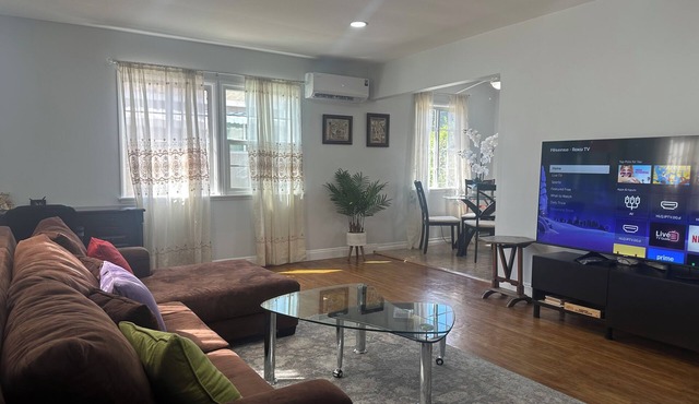 Charming house with AC, parking & gated yard in pleasant Burbank neighborhood