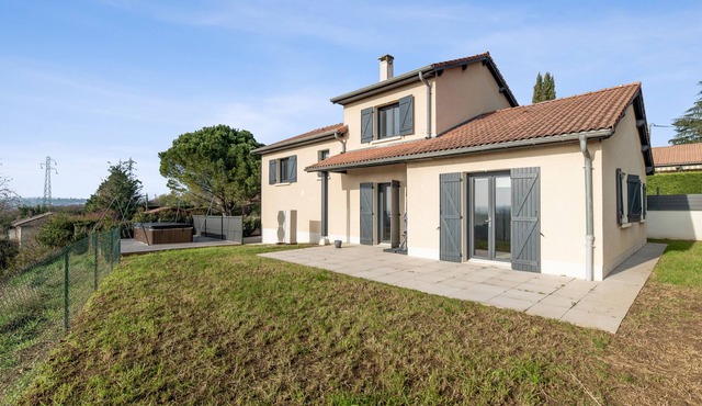 Charming house with clear view at Lyon doors - Welkeys