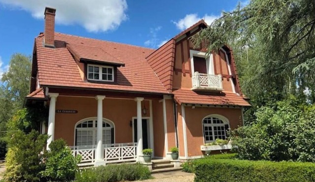 Charming house with fireplaces in a huge park with outdoor games.