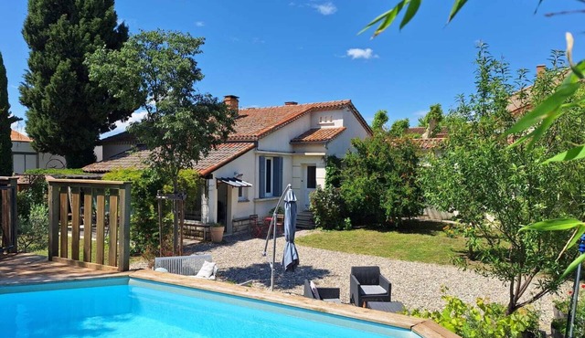 Charming house with garden and pool in a Provencal village