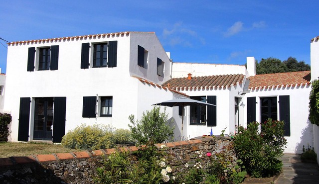 Charming house with garden in St Sauveur, central town of the island of Yeu