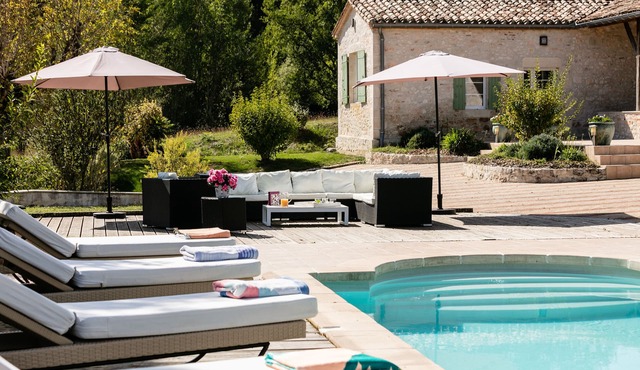 Charming house with swimming pool and jacuzzi