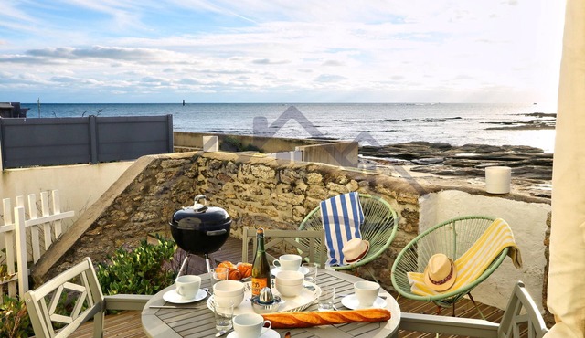 Charming house with terrace facing the sea