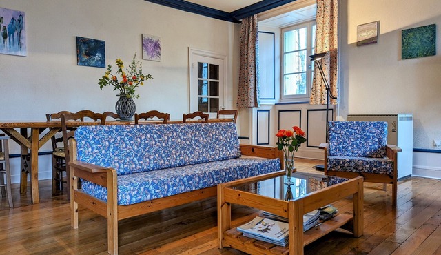 Charming House with Terrace, Enclosed Yard, WiFi, Near Leisure Activities, Sleeps 6