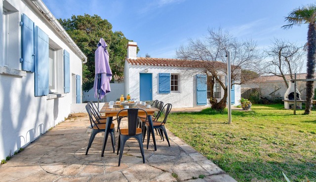 Charming House with Garden, Walk to Beach