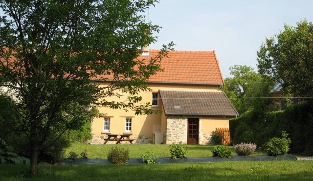 Charming House with Garden, Fireplace, and Modern Amenities in Peaceful Countryside Setting
