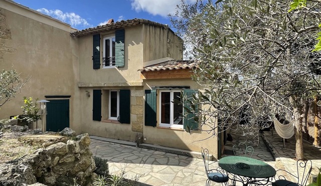 Charming house with garden in the heart of the village of Lambesc