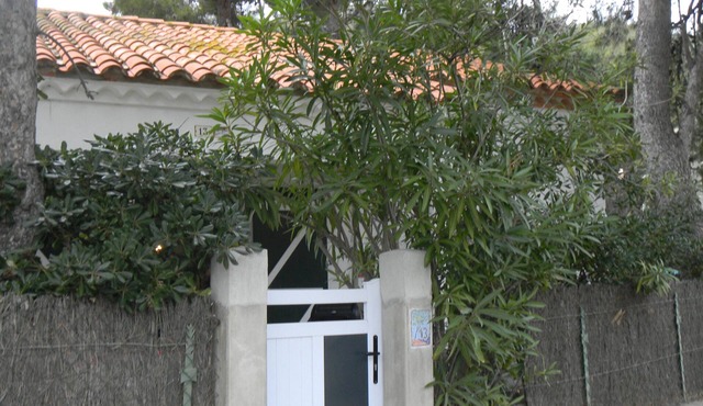Charming house with garden, close to the beach and away from the cliff.