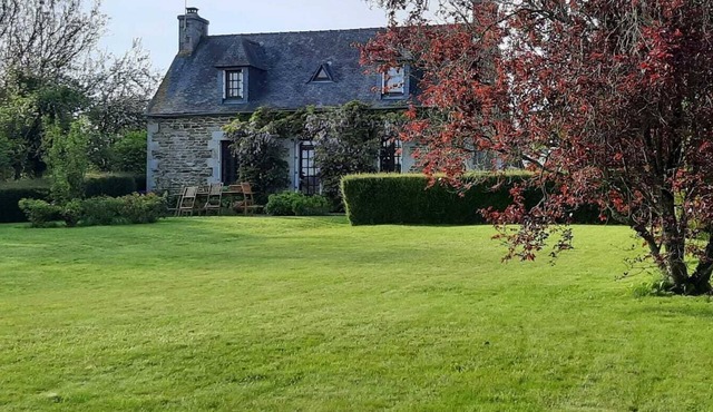 Charming house with large landscaped garden 9 km from the beach