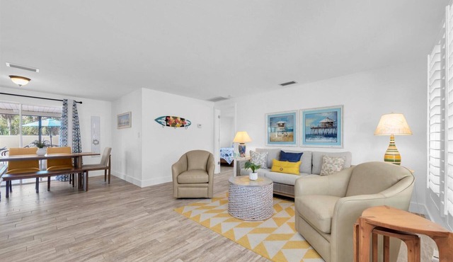 Charming House with Private Heated Pool, Lanai. Great location to beach & shops
