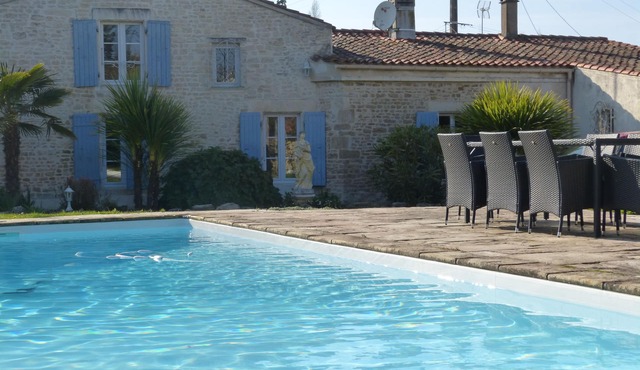 Charming house with pool near La Rochelle