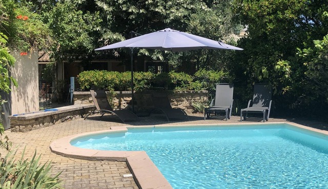 CHARMING HOUSE WITH POOL. IN A GREEN SETTING, NEAR UZES.