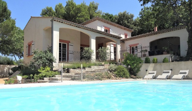 Charming house with pool area + outdoor kitchen