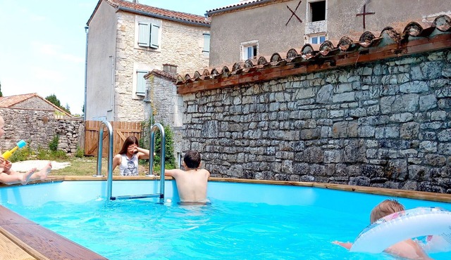 Charming House with Pool and Jacuzzi - Family Stay in the Lot