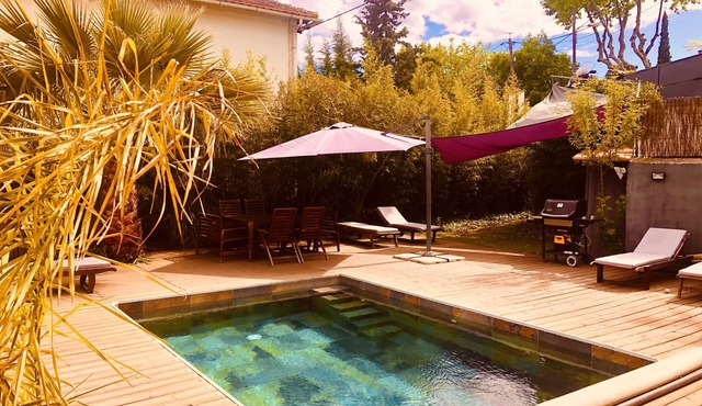 Charming house with pool close to the sea