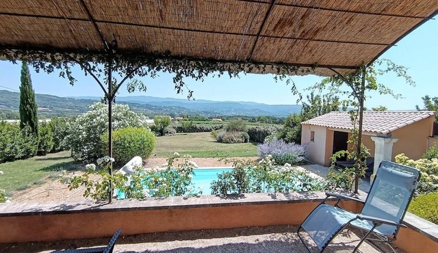 Charming house with private pool, large enclosed grounds, superb Luberon view