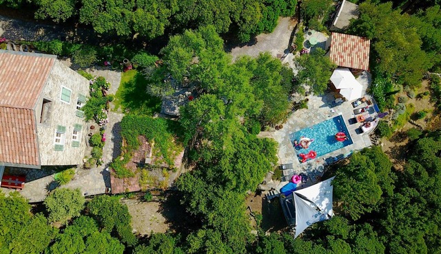 Charming house with sea view, swimming pool and 10 minutes walk from the beach.