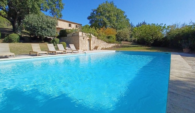 Charming house with swimming pool, vast 2H wooded park in the heart of the Luberon.