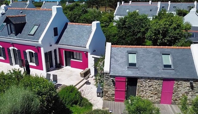 Charming house with stone outbuilding close to the beaches of the Côte Sauvage.