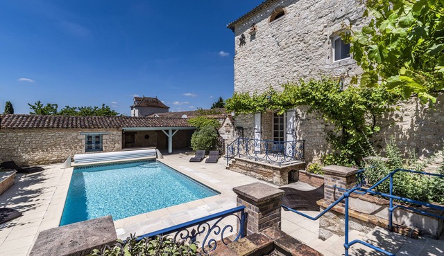 Charming house with swimming pool and private courtyard next to a château.