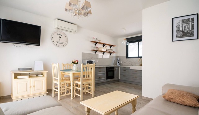 "Charming house with swimming pool", with private swimming pool and Wi-Fi