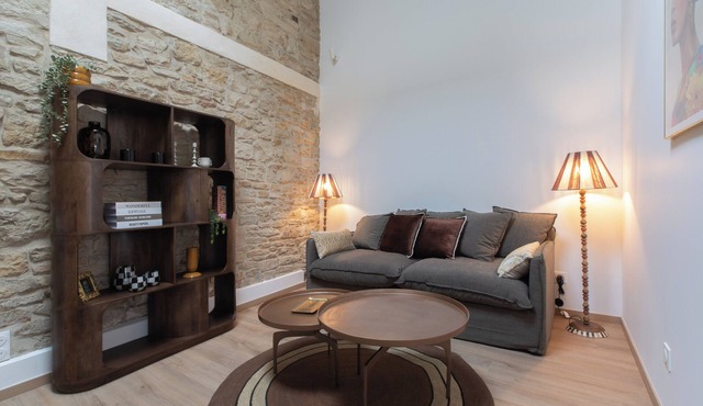 Charming house with swimming pool & dominant view - near Prenois circuit