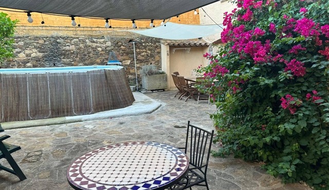 Charming house with swimming pool in the heart of a village 15 minutes from Girona.
