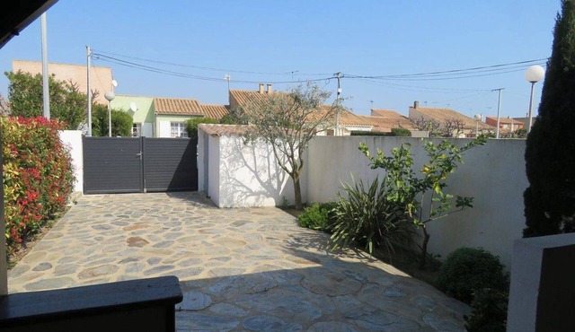 Charming House with Terrace, BBQ, and Parking, Steps from Beach and Shops – Sleeps 6