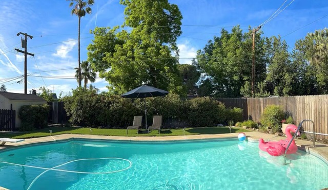 Charming house with Pool, AC, Heater and WiFi in beautiful Bakersfield