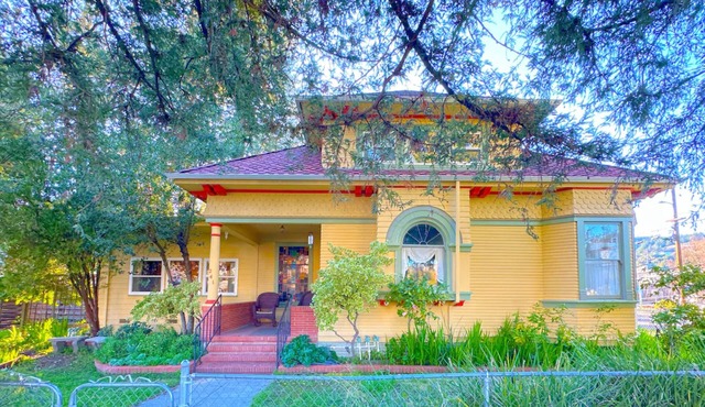 Charming house with full kitchen & w/d, great location & dog-friendly