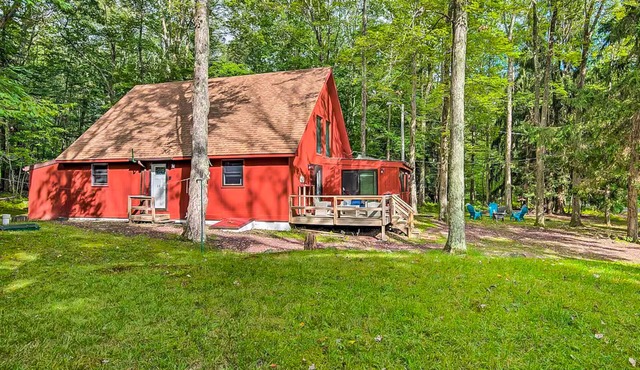 Charming house with private indoor hot tub, deck & firepit - golfers welcome