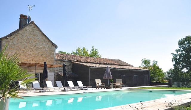 Charming house with very large heated pool in Caylus