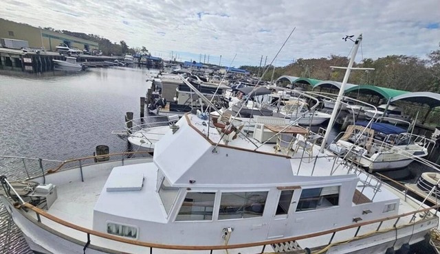 Charming houseboat in pleasant Sanford with WiFi, AC