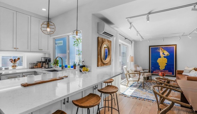 Charming Houseboat on Lake Union